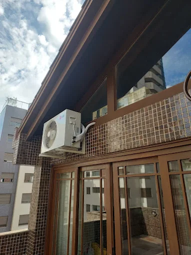 Condensadora de ar-condicionado instalada em sacada externa